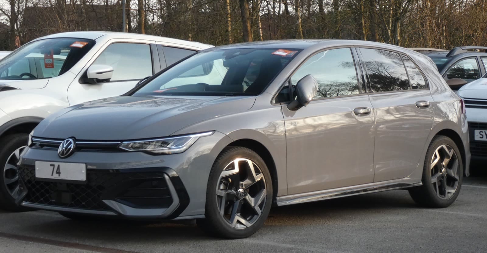 Volkswagen Golf có 6 phiên bản: nên chọn eTSI, GTI hay Golf R?